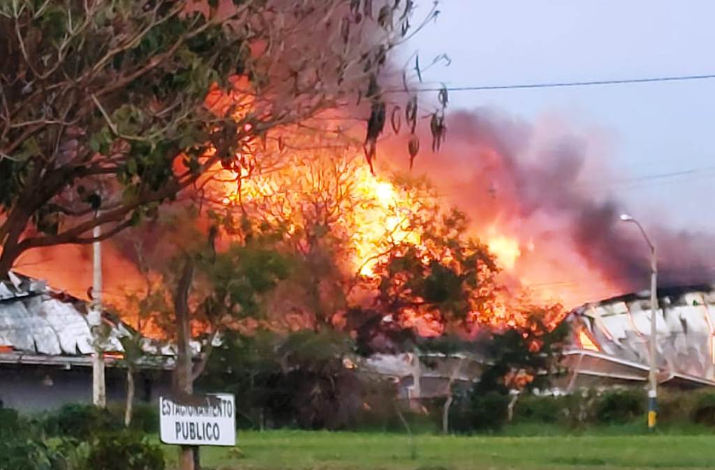 VIDEO: Más de tres depósitos serían los afectados por incendio en el centro logístico de NSA en Luque