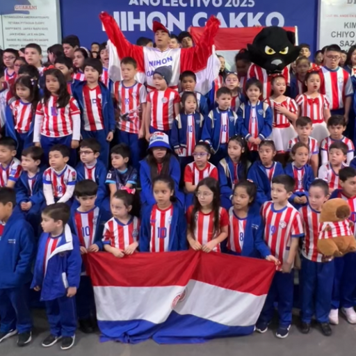 Alumnos del Nihon Gakko entonaron el himno junto al nuevo “Pájaro Campana”