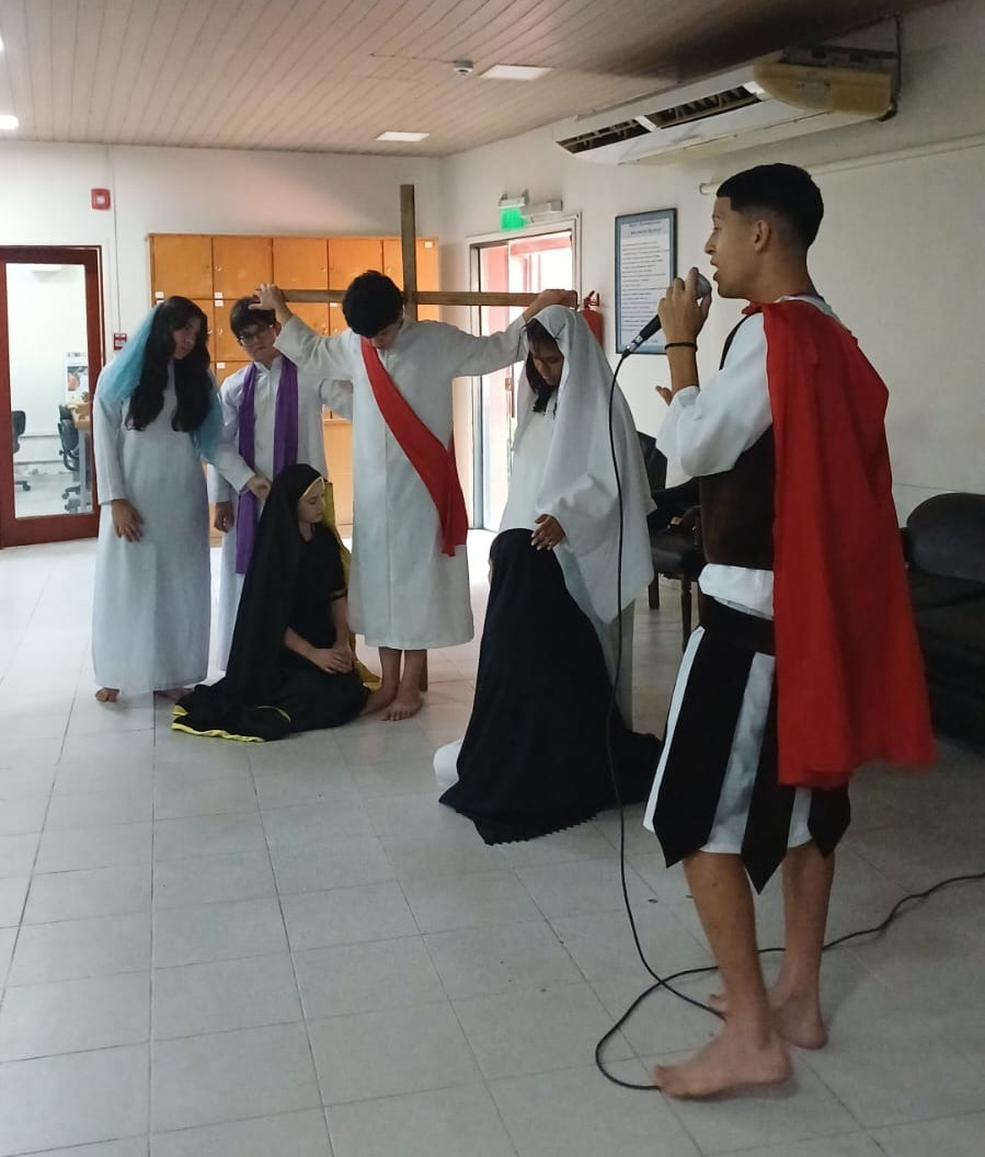 Interpretando una canci&oacute;n el alumno Derlis Mar&iacute;n, durante la presentaci&oacute;n en el diario Ultima Hora.