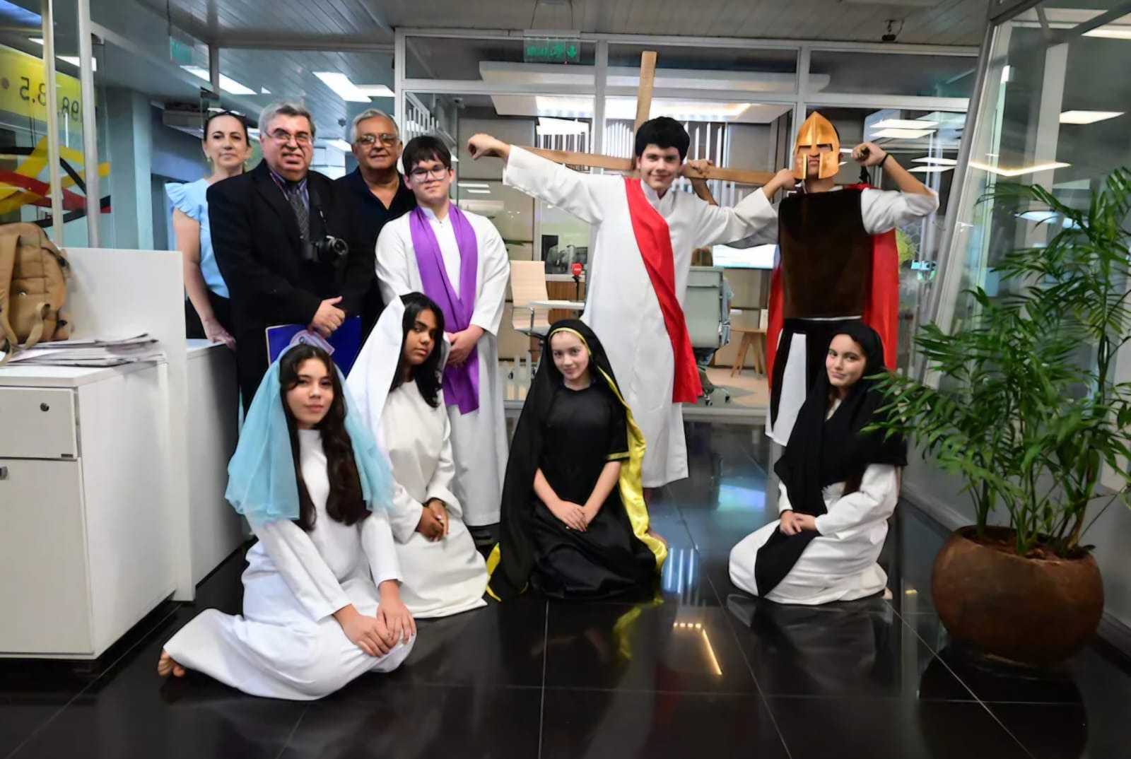 El plantel docente y la delegaci&oacute;n de alumnos en el Diario ABC Color.