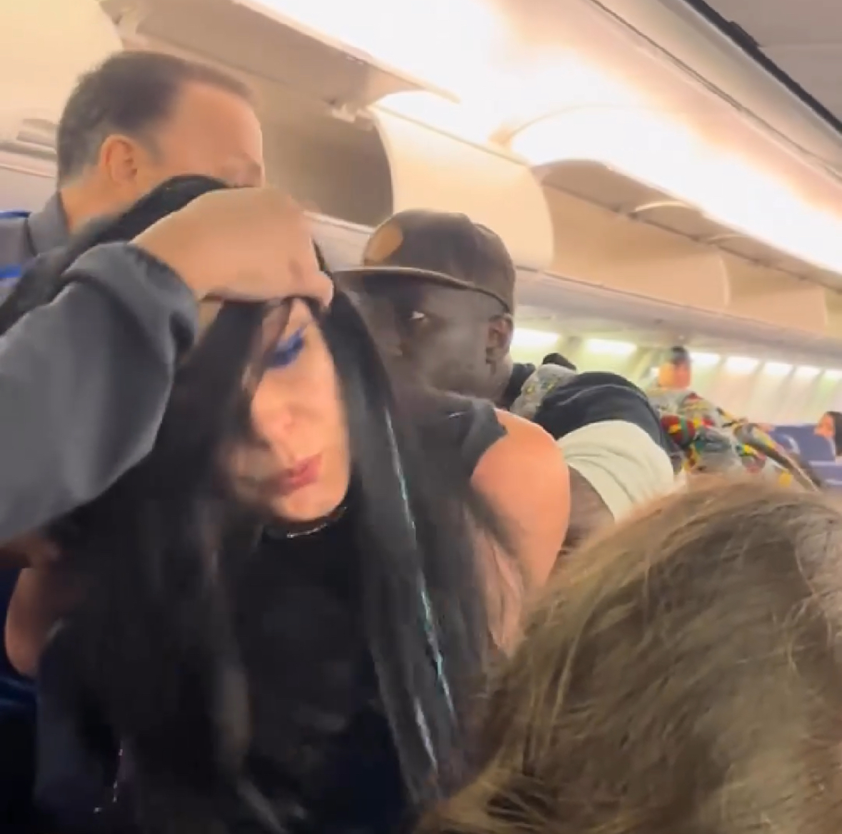 Una brasileña fue agredida en un avión en EE.UU. y la atacante fue retirada esposada