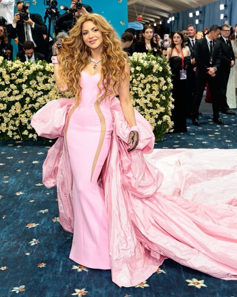 Shakira hipnotiza con el cabello rizado boho en la MET Gala 2025