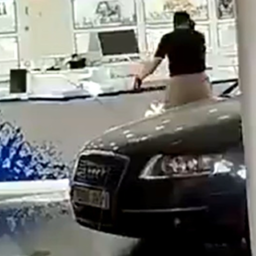 VIDEO Robo de película en Madrid: ladrones irrumpen con auto en galería y arrasan joyería a mazazos