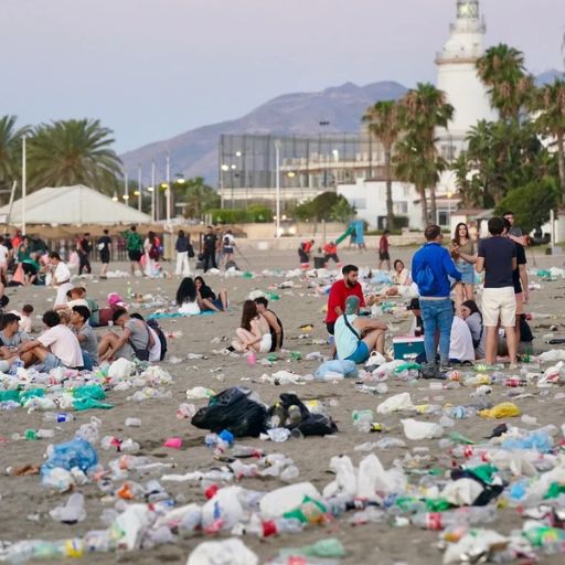 Video: Casi 21 toneladas de basura en las playas de España tras la Noche de San Juan