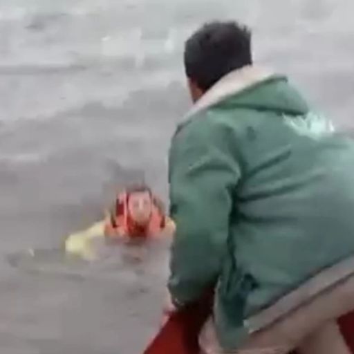 Video: Salvan a cinco personas tras vuelco de deslizadora en el río Paraguay